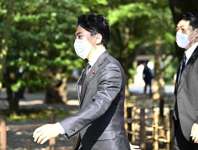 고이즈미 신지로 일본 환경상(장관)이 15일 야스쿠니신사를 참배하기 위해 경내로 들어가고 있다. /도쿄=교도연합뉴스