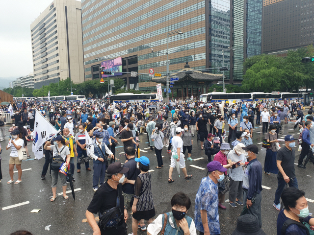 분노한 민심 광화문으로…폭우 속 '文 파면' 외쳤다