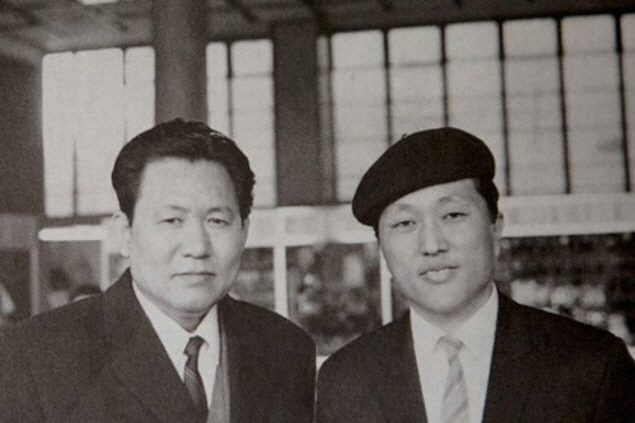 우리나라 최초로 전자음악을 선보인 작곡가 강석희(오른쪽)는 일찍이 윤이상(왼쪽)을 통해 유럽 음악의 최신 동향을 접했다. 사진은 1970년의 두 사람. /사진출처=대한민국 예술원