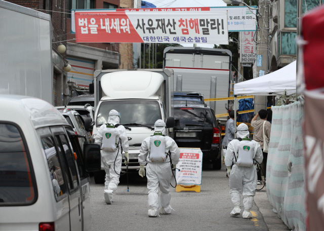 지난 16일 신종 코로나바이러스 감염증(코로나19) 집단감염이 발생한 서울 성북구 사랑제일교회에서 방역 관계자들이 방역 작업을 하기 위해 이동하고 있다. /연합뉴스