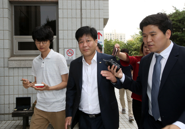 이철(가운데) 전 VIK 대표가 지난 2016년 9월 영장실질심사를 받기 위해 서울남부지법으로 들어서고 있다. /연합뉴스