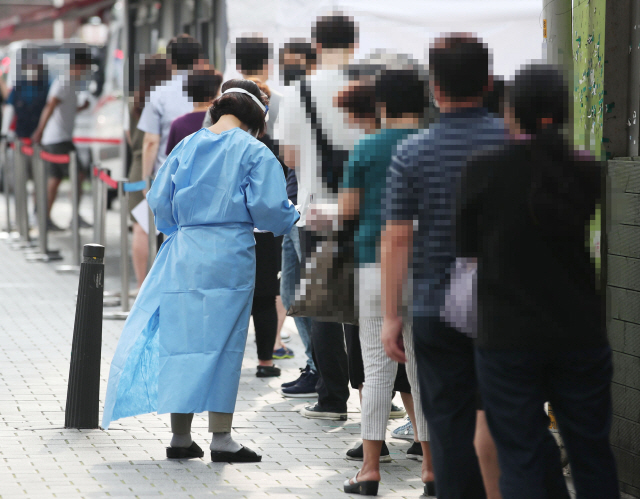 성북구 사랑제일교회에서 신종 코로나바이러스 감염증(코로나19) 집단감염이 발생한 가운데 16일 오후 서울 성북구 보건소 선별진료소가 붐비고 있다./사진제공=연합뉴스