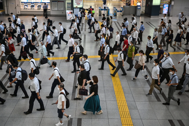 17일 일본 도쿄에서 직장인들이 출근하고 있는 모습./AFP연합뉴스