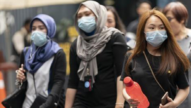 말레이시아 쿠알라룸푸르의 마스크 쓴 시민들. /AP연합뉴스