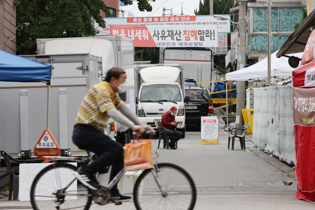 수도권 코로나19 확진자가 급속도로 확산하고 있는 가운데 17일 오후 서울 성북구 사랑제일교회로 향하는 골목이 통제돼있다./연합뉴스