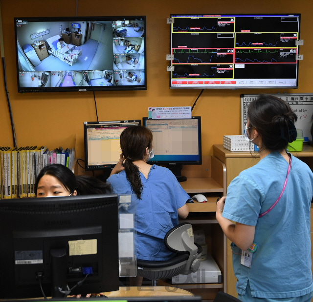 서울과 경기를 비롯한 수도권에 코로나19가 재확산 되고 있는 14일 오전 서울 중구 국립중앙의료원 코로나19 관리병동에서 임시공휴일에도 불구하고 분주하게 환자들을 돌보고 있다./오승현기자 2020.08.17