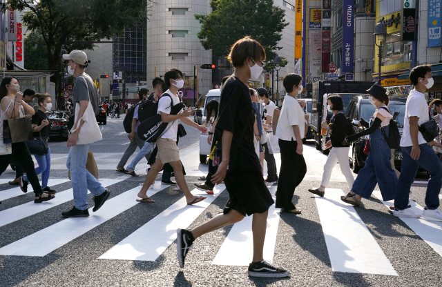 17일 일본 도쿄의 시부야에서 마스크를 쓴 시민들이 횡단보도를 걷고 있다./EPA연합뉴스