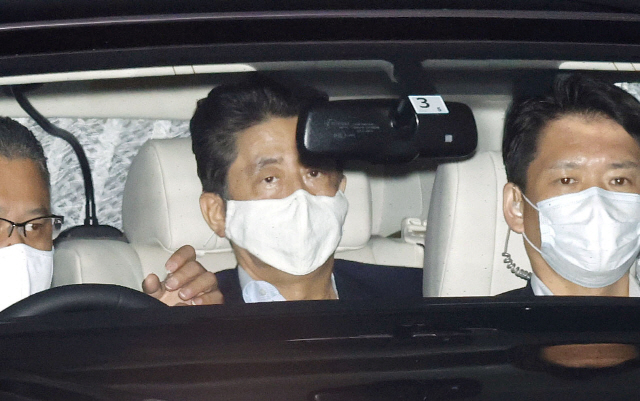아베 신조(가운데) 일본 총리가 17일 도쿄 게이도대병원에서 검진을 받은 뒤 사택으로 돌아가고 있다./교도연합뉴스