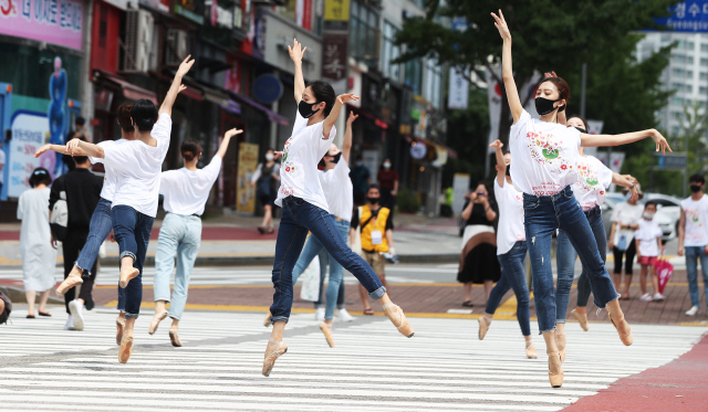 지난 17일 오후 경기도 수원시 장안구청 사거리에서 열린 2020 수원발레축제 ‘발레 in 횡단보도’에서 무용수들이 마스크를 착용하고 공연하고 있다.