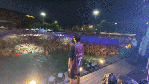 사람들이 15일(현지시간) 중국 후베이성 우한의 한 수영장에서 더위를 식히며 공연을 즐기고 있다.  /유튜브 캡쳐