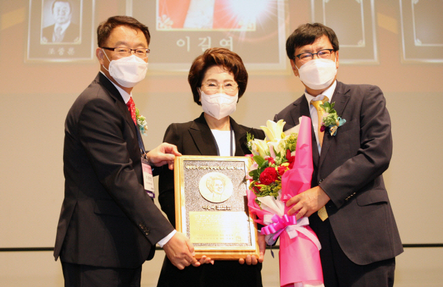 이길여(가운데) 가천길재단 회장이 18일 한국경영학회 융합학술대회에서 이영면 학회장으로부터 ‘명예의 전당’ 헌액 기념패를 받고 있다.