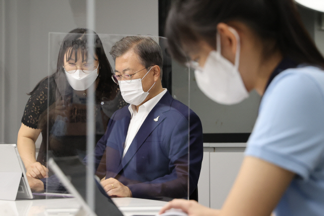 문재인 대통령이 18일 한국판 뉴딜 10대 과제 중 하나인 ‘그린 스마트스쿨’ 현장인 서울 중구 창덕여중을 방문, 일일학생으로 스마트 수업에 참여하고 있다./연합뉴스