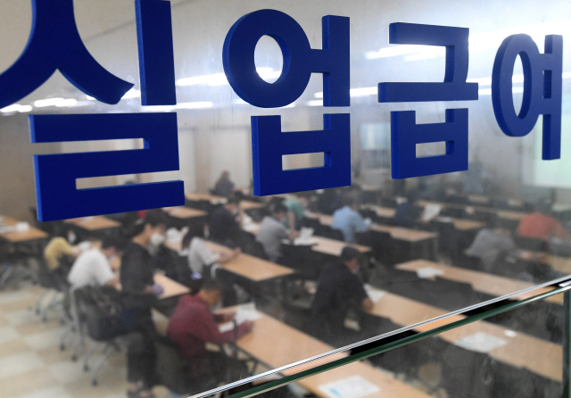 지난 10일 서울 중구 서울지방고용노동청을 찾은 시민들이 실업급여 설명을 듣고 있다./성형주기자