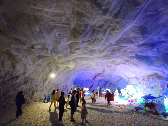 활옥동굴은 백옥을 캐던 갱도로 주변이 온통 우윳빛으로 가득하다. 동굴 내부에는 LED 조명을 설치해 어둡고 칙칙한 동굴의 느낌을 환하게 바꿔놓았다.