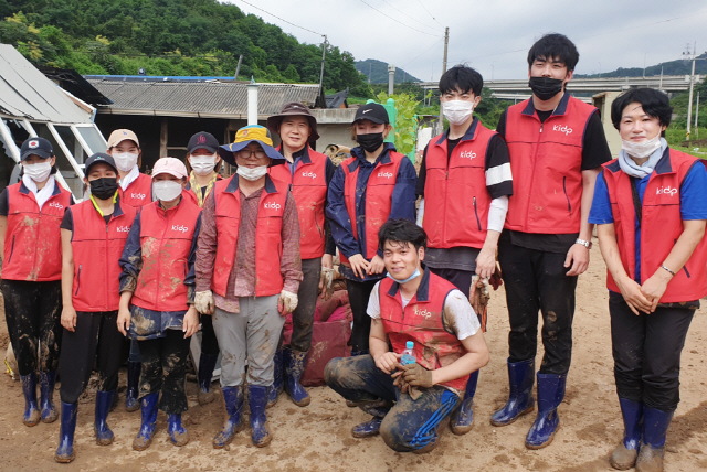 지난 14일 한국디자인진흥원 임직원들은 집중호우 피해를 입은 충북 제천을 방문해 복구활동을 벌인 뒤 사진 촬영을 하고 있다. /사진제공=한국디자인진흥원