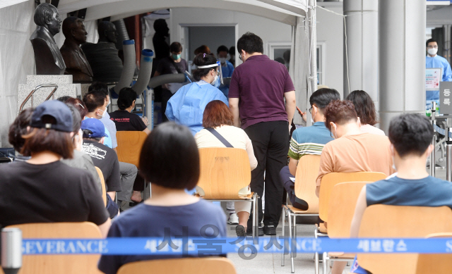 18일 오전 신종 코로나바이러스 감염증(코로나19) 확진자가 발생한 서울 서대문구 신촌세브란스병원 본관 앞에 마련된 안심진료소가 방문자들로 붐비고 있다./권욱기자 2020.8.18