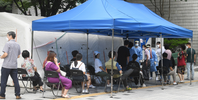 서울 노원구 안디옥교회에서 코로나19 집단감염이 발생한 18일 오후 코로나19 검사를 받으려는 주민들로 노원구보건소 선별진료소가 붐비고 있다. 교회 하계수련회에 참가했던 교인과 가족 등 193명에 대한 전수조사 결과 15명이 코로나19 확진 판정을 받았고 163명은 음성 판정을 받았으며 나머지 인원에 대해서 검사를 진행 중이다./오승현기자 2020.08.18