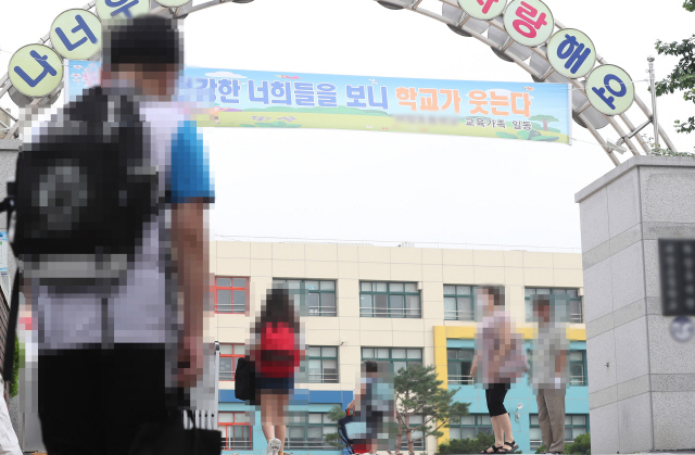 18일 개학한 경기도 수원시의 한 초등학교에 학생들이 등교하고 있다. /수원=연합뉴스