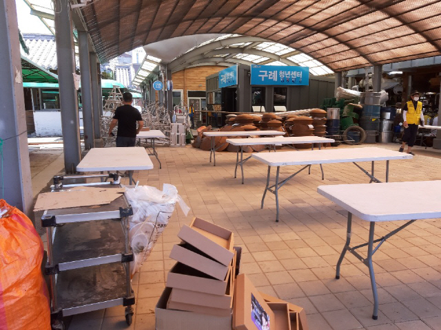 18일 전남 구례 5일장 내 광장에 빈 테이블과 쓰레기가 놓여 있다.