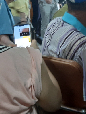 18일 전남 구례5일시장 한 상인이 박영선 중기부 장관과 간담회에서 지원대책을 휴대폰에 적고 있다.