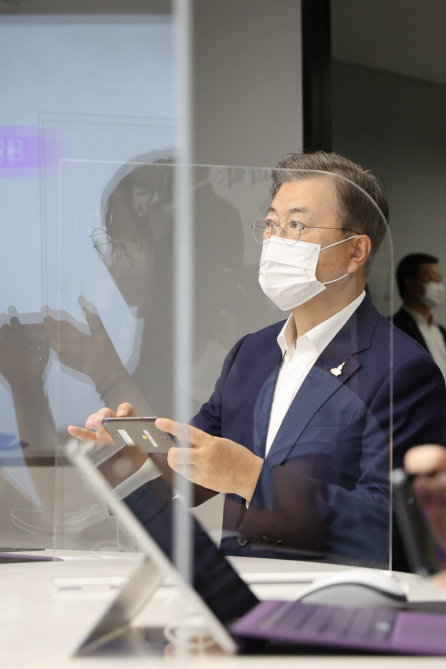 문재인 대통령이 18일 한국판 뉴딜 10대 과제 중 하나인 ‘그린 스마트스쿨’ 현장인 서울 중구 창덕여중을 방문, 일일학생으로 스마트 수업에 참여하고 있다./연합뉴스