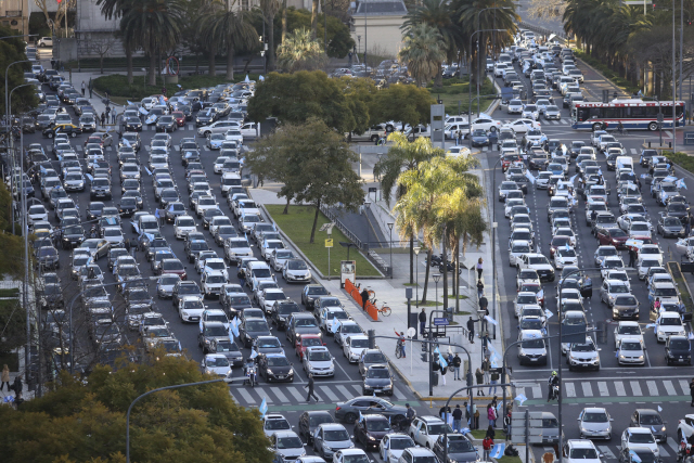 코로나19 확산 방지를 위한 봉쇄정책에 항의하는 아르헨티나 부에노스아이레스 시민들이 17일(현지시간) 중심가에서 서행 운전을 하며 차량시위를 벌이고 있다./AP연합뉴스