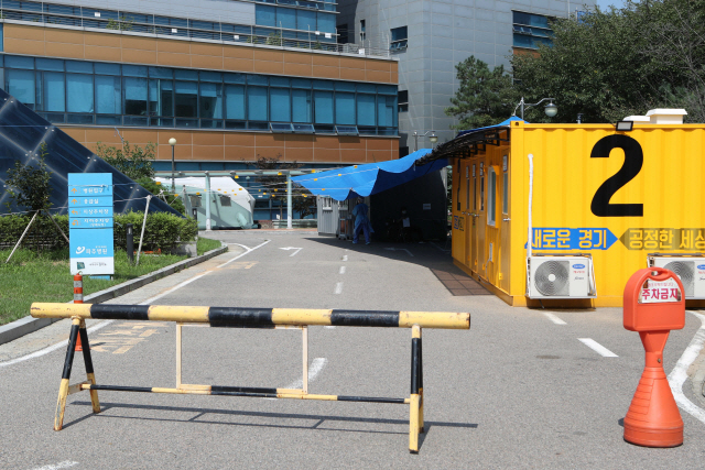 신종 코로나바이러스 감염증 확진 판정을 받고 격리 치료 중 도주한 사랑제일교회 교인이 머물던 경기도의료원 파주병원의 입구가 통제돼있다. /파주=연합뉴스