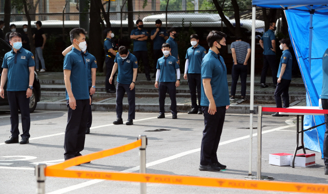 지난 15일 서울 광화문에서 열린 집회를 관리하기 위해 투입됐던 경찰관들이 19일 서울 중구 서울지방경찰청 기동본부에 차려진 선별진료소에서 코로나19 검사를 받기위해 대기하고 있다./연합뉴스