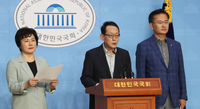 조수진(맨 왼쪽) 미래통합당 의원이 기자회견에서 발표하고 있다. /연합뉴스
