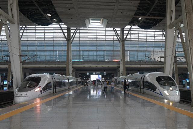 지난 16일 중국 베이징역에서 고속열차가 출발을 기다리고 있다. /최수문기자