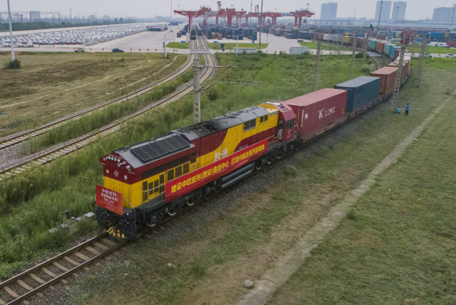 중국과 유럽을 연결하는 화물열차가 지난 12일 산시성 시안을 출발하고 있다. /신화연합뉴스