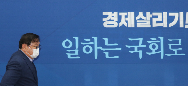 김태년 더불어민주당 원내대표가 17일 오후 서울 여의도 국회 본청 민주당 원내대표회의실에서 열린 원내대표단 워크숍에 참석하고 있다. /연합뉴스