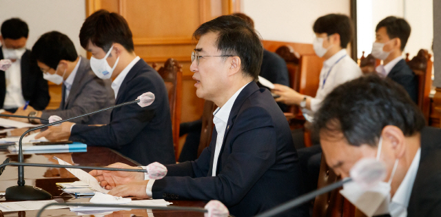 손병두(오른쪽 두번째) 금융위 부위원장이 19일 서울 명동 은행회관에서 열린 금융리스크 대응반 회의에서 모두발언을 하고 있다. /사진제공=금융위