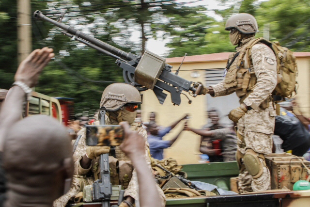 18일(현지시간) 아프리카 말리의 한 광장에 쿠데타를 일으킨 군사들이 진주하고 있다./AFP연합뉴스