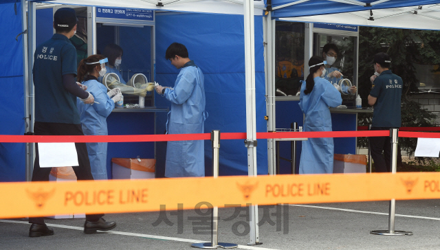 19일 오후 서울 중구 서울지방경찰청 기동본부에 마련된 선별진료소에서 지난 광복절 도심 집회에 투입됐던 경찰들이 코로나19 검사를 받고 있다./오승현기자 2020.08.19