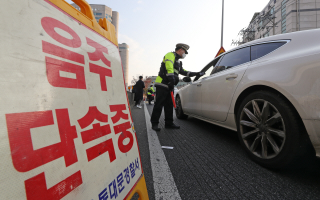 서울 동대문구 용두동 인근에서 진행된 음주단속 현장. /연합뉴스