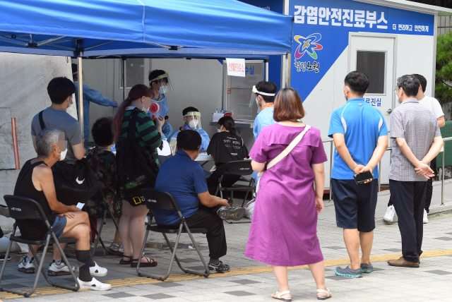 18일 코로나19 집단감염이 발생한 서울 노원구 안디옥교회가 검사를 받으려는 주민들로 붐비고 있다./오승현기자