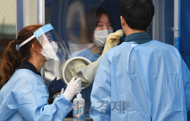 19일 오후 서울 중구 서울지방경찰청 기동본부에 마련된 선별진료소에서 지난 광복절 도심 집회에 투입됐던 경찰들이 코로나19 검사를 받고 있다./오승현기자 2020.08.19