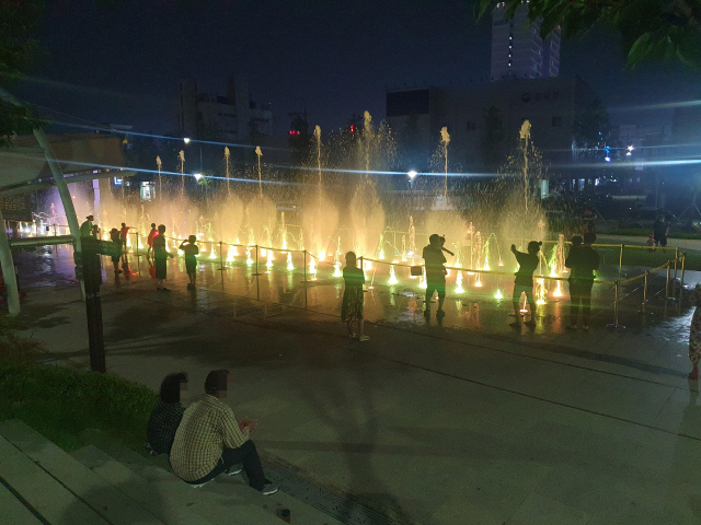 지난 10일부터 열대야가 이어지고 있는 경북 포항 시민들이 분수대 주변에서 더위를 식히고 있다. /연합뉴스