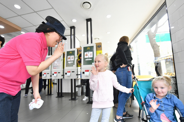 서울 시청점 윤소연 크루가 어린이 고객들과 반갑게 인사하고 있다./사진제공=맥도날드