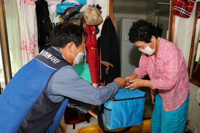 고리원자력본부 임직원들이 소외계층 지원을 위해 밑반찬 배달 봉사활동을 하고 있다./사진제공=고리원자력본부