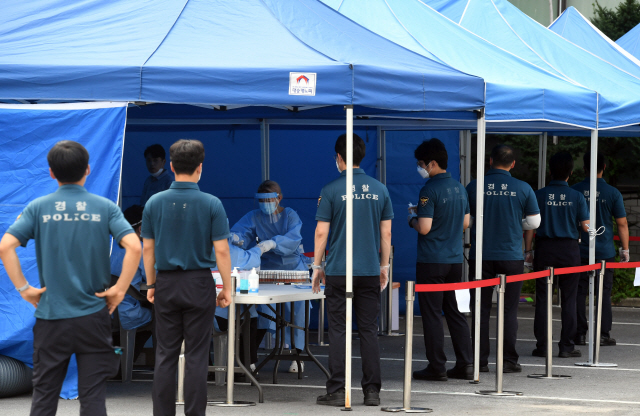19일 오후 서울 중구 서울지방경찰청 기동본부에 마련된 선별진료소에서 지난 광복절 도심 집회에 투입됐던 경찰들이 코로나19 검사를 받고 있다. /오승현기자