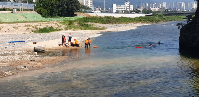 19일 오후 2시께 울산시 북구 천곡동 동천강에서 119 구조대가 물에 빠진 어린이를 구조하고 있다. /사진제공=울산소방본부