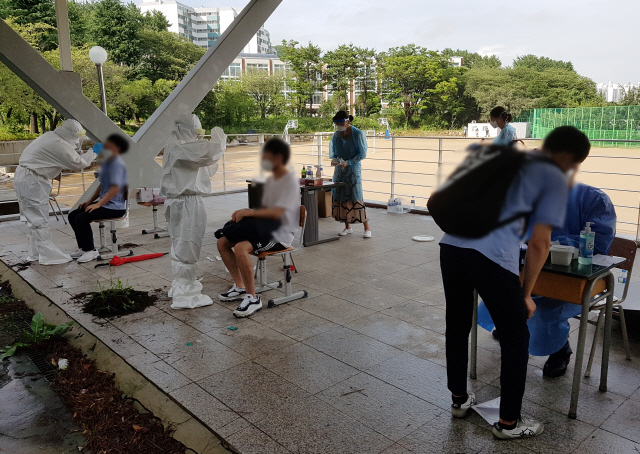 지난 12일 부산 해운대구 부산기계공고에 마련된 선별진료소에서 학생들이 검사를 받고 있다. /사진제공=해운대구 보건소