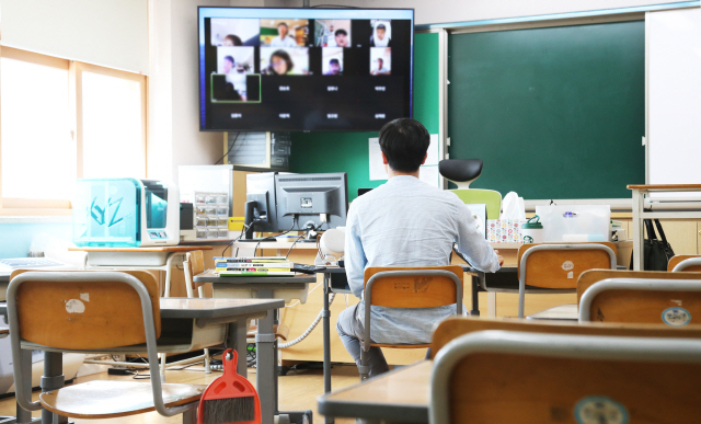 19일 오전 경기도 용인시 한터초등학교에서 교사가 온라인 수업을 진행하고 있다. /용인=연합뉴스