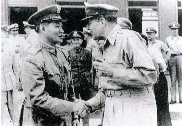 더글러스 맥아더 원수와 만나는 쑨리런 장군. 그를 대면했던 드와이트 아이젠하워와 조지 패튼 장군도 쑨 장군을 중국 최고의 명장으로 꼽았었다.