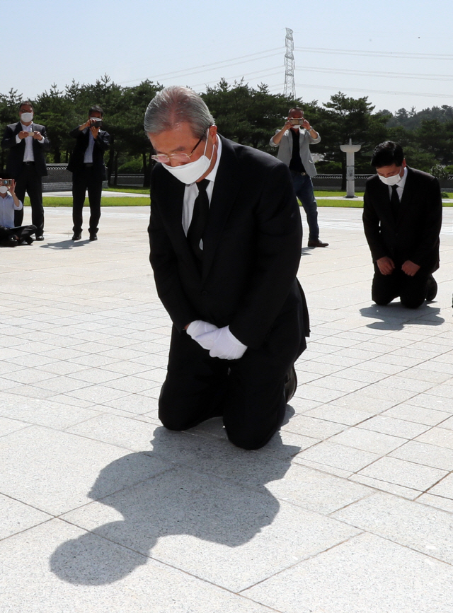 김종인 미래통합당 비상대책위원장이 19일 오전 광주 북구 국립 5·18 민주묘지에서 무릎을 꿇고 참배하고 있다./연합뉴스