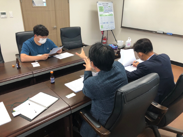 산단공 수출지원단에 속한 전문위원이 대전에 위치한 한 중소기업을 찾아 수출을 늘리기 위한 방안을 설명하고 있다./사진제공=산단공