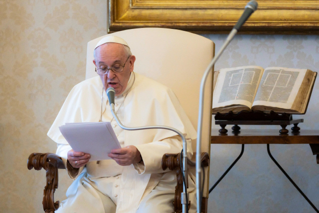 19일(현지시간) 프란치스코 교황이 바티칸에서 수요 일반 알현 훈화를 진행하고 있다./AFP연합뉴스