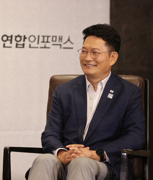 5일 오후 서울 여의도 콘래드호텔에서 ‘격랑의 한반도, 남북경협의 미래는’을 주제로 열린 연합인포맥스 제7회 통일금융 콘퍼런스에서 국회 외교통일위원회 위원장인 더불어민주당 송영길 의원이 대담을 하고 있다. /연합뉴스